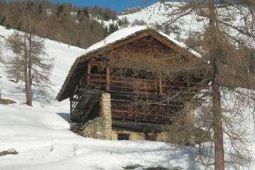 Antico rascard Walser nel Vallone di San Grato coperto dalla neve, in località Ruassi<br>