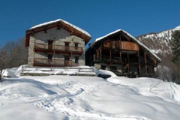 Il Villaggio Ecku all'imbocco del Vallone di San Grato<br>