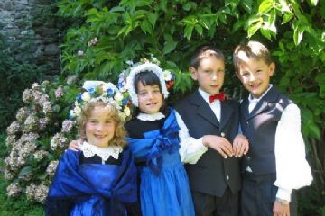 Gruppo di bambini issimesi che indossano il costume tradizionale